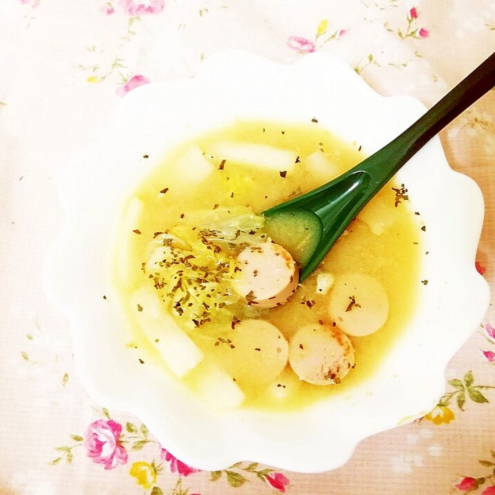 白菜とソーセージの味噌スープ